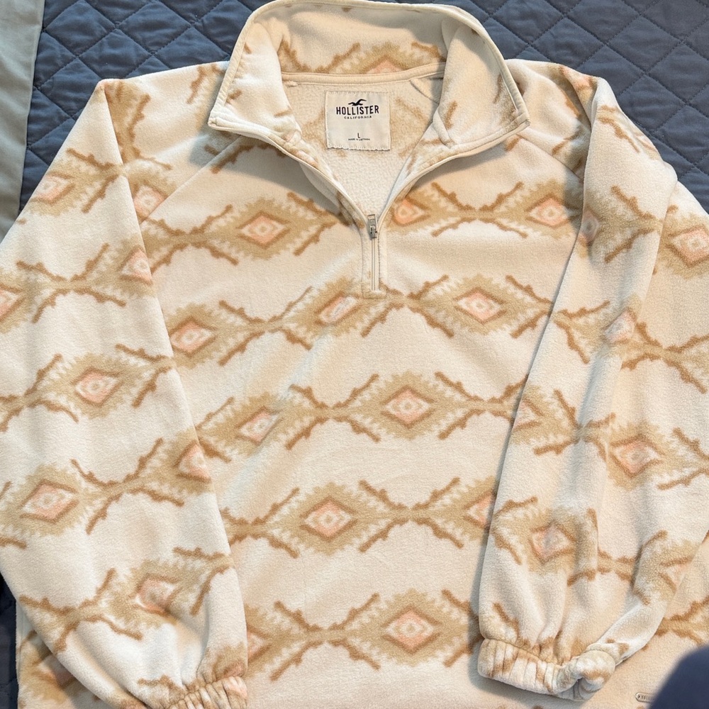 Hollister Women’s Zip Up Sweater in Cream and Tan